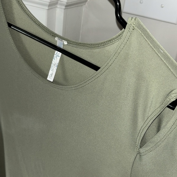 Come n See soft green with slits on shoulder. EXCELLENT condition!!!!! - Picture 2 of 4